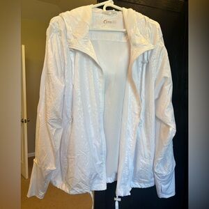 Zyia Active light jacket with hood, mesh opening in arms and thumb holes.